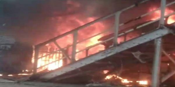 दक्षिण 24 परगना के संतोषपुर स्टेशन पर आग, कई दुकानें जलकर खाक