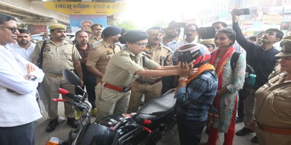 डीएम और एसपी ने सड़क सुरक्षा के प्रति किया जागरूक, वितरित किये हेलमेट