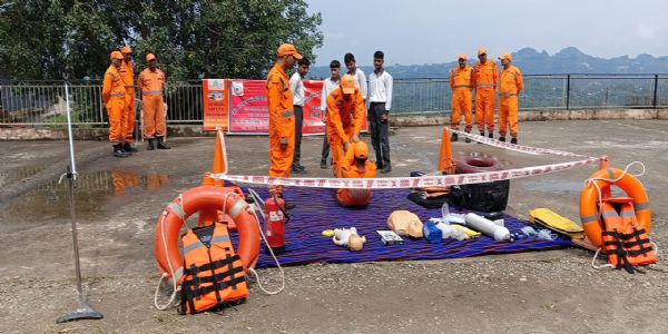 एनडीआरएफ की टीम ने कोट स्कूल के बच्चों को बताए बचाव के उपाय