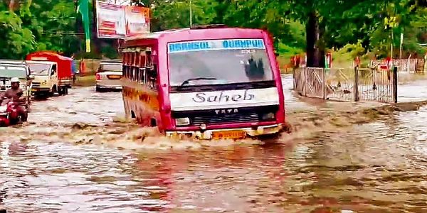 पूजा से पहले बरसात ने व्यवसायियों की उम्मीदों पर फेरा पानी