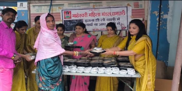 माहेश्वरी महिला मंडल ने जरूरतमंदों को भोजन कराया