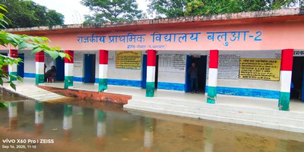 गंदे पानी में घुसकर छात्र-छात्राएं जाते है क्लास रूम, संक्रमण का मंडरा रहा खतरा