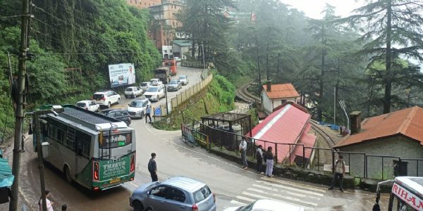 शिमला में रिकार्ड बारिश से जनजीवन अस्त-व्यस्त, प्रदेश में 650 सड़कें बंद, अलर्ट जारी