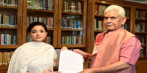 इल्तिजा मुफ्ती ने जम्मू-कश्मीर के उपराज्यपाल से मुलाकात की, राजमार्ग बंद होने से सेब उद्योग के संकट की ओर ध्यान दिलाया