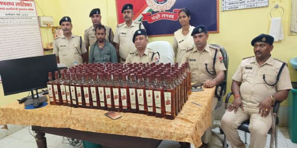 रेलवे पार्सल से बुक होकर ट्रेन से पहुंची शराब, ठेला चालक को आरपीएफ ने किया गिरफ्तार