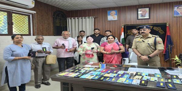 पुलिस ने गुम हुए साै मोबाइल फाेन बरामद कर उनके मालिकाें काे लाैटाया