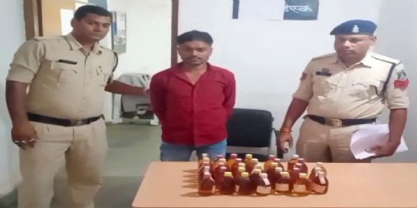 धमतरी : ग्राम मड़ेली में अवैध शराब बिक्री का भंडाफोड़, आरोपित गिरफ्तार