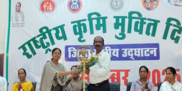 बच्चों और किशोरों को खिलायी गयी एल्बेंडाजोल की गोली