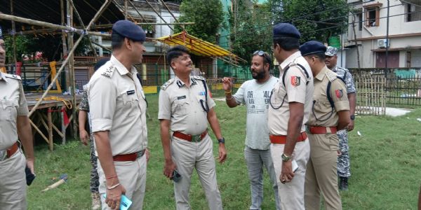 सिलीगुड़ी पुलिस कमिश्नर ने शहर के पूजा मंडपों का किया निरीक्षण
