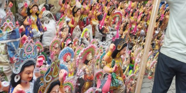 लगातार बारिश से परेशानी में विश्वकर्मा प्रतिमा के कारीगर