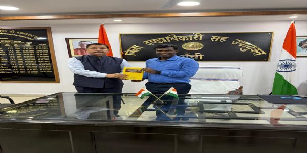 आईएएस ने उपायुक्त को सौंपा स्वरचित पुस्तक