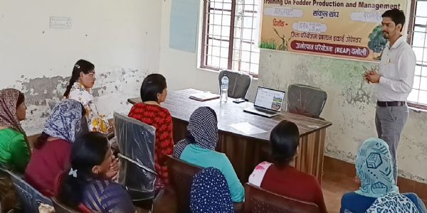 एसएचजी को चारा उत्पादन का प्रशिक्षण