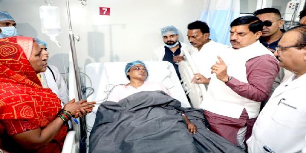 इंदौर हादसे में दोषियों के विरूद्ध की सख्त कार्रवाई- पुलिस उपायुक्त यातायात को हटाया, 8 पुलिसकर्मी निलंबित