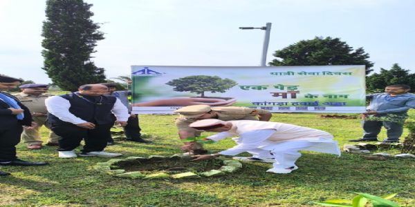 यात्री सेवा दिवस पर राज्यपाल ने गगल एयरपोर्ट में किया पौधारोपण