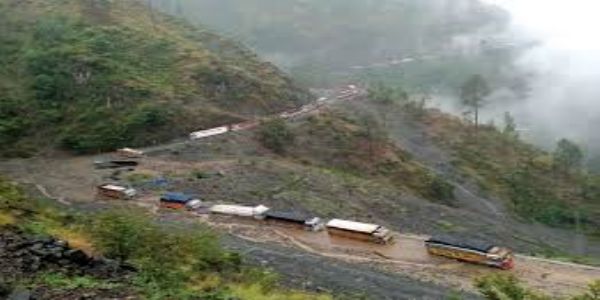 जम्मू-श्रीनगर राष्ट्रीय राजमार्ग में आई भारी रुकावट के बाद ऐतिहासिक मुगल रोड घाटी की एकमात्र जीवनरेखा बनकर उभरा