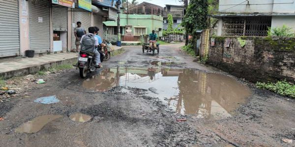 दुर्गापूजा से पहले नवग्राम में सड़कें बदहाल, लोगों में आक्रोश