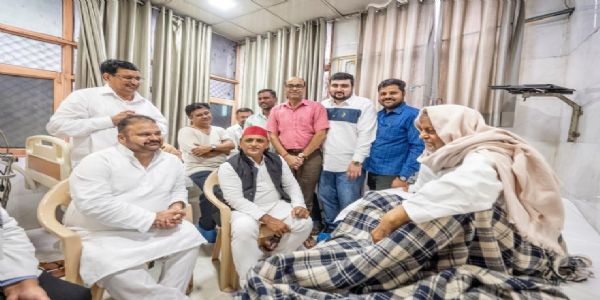 राजेन्द्र चौधरी को देखने सिविल अस्पताल पहुँचे अखिलेश यादव