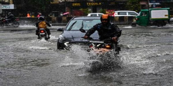 महाराष्ट्र के कई जिलों में मूसलाधार बारिश से जनजीवन अस्त-व्यस्त, नौसेना की मदद से 51 लोग बचाए गए