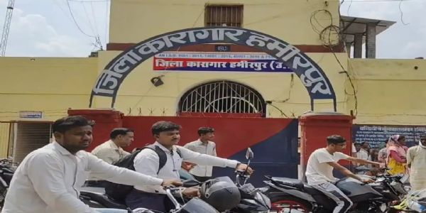 यूपी के हमीरपुर में बंदी की हत्या के मामले में जेलर समेत सात के खिलाफ मुकदमा दर्ज