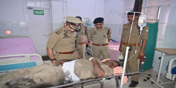 मारपीट में घायल दरोगा की हालत गम्भीर, ट्रामा सेंटर पहुंचे पुलिस कमिश्नर