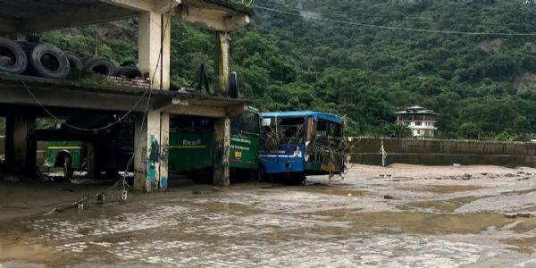 हिमाचल प्रदेश में भारी बारिश, मंडी में तीन की मौत, दो लापता, शिमला में पेड़ गिरे, वाहन क्षतिग्रस्त
