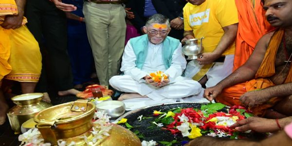 झारखंड के राज्यपाल संतोष कुमार गंगवार ने बाबा बैद्यनाथ मंदिर में की पूजा-अर्चना