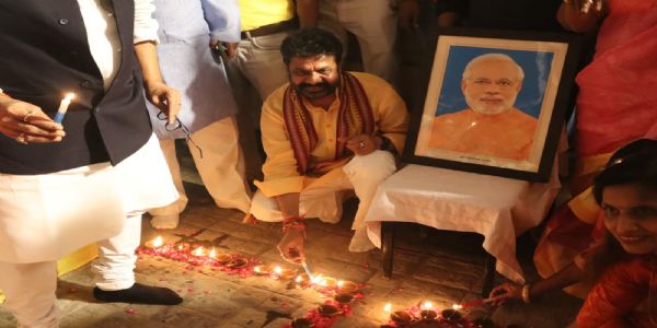 प्रधानमंत्री मोदी के जन्मदिन की पूर्व संध्या पर उनके संसदीय कार्यालय पर दीपोत्सव