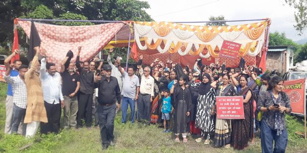 बागजालावासियों ने काले कपड़ाें में काले झंडाें के साथ किया प्रदर्शन