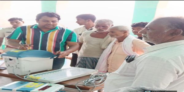 मतदाता जागरूकता अभियान: दरभंगा में सभी विधानसभा क्षेत्रों में EVM का हैंड्स-ऑन डेमोंस्ट्रेशन