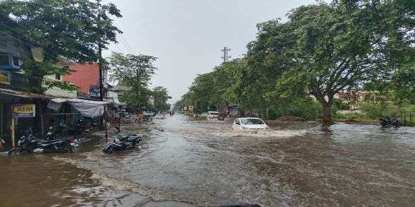 धमतरी:पठार के पास बेंद्राचुआ नाला में बाईक सहित व्यक्ति बह गया, बच गई जान