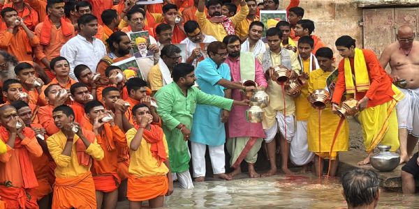 प्रधानमंत्री मोदी का जन्मदिन: विधायक नीलकंठ ने मां गंगा का किया दुग्धाभिषेक