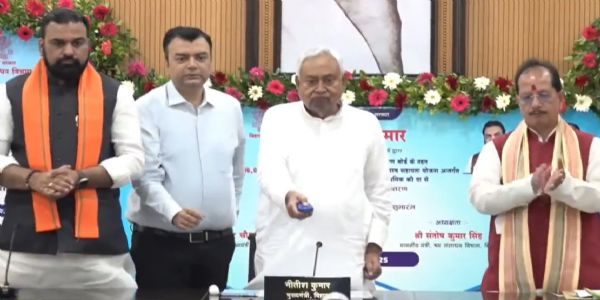 बिहार के मुख्यमंत्री नीतीश कुमार ने श्रमिकों और युवाओं को दी सौगात
