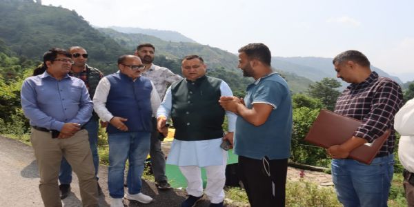विधानसभा उपाध्यक्ष विनय कुमार ने रेणुका क्षेत्र का दौरा कर लिया बारिश से हुए नुकसान का जायजा