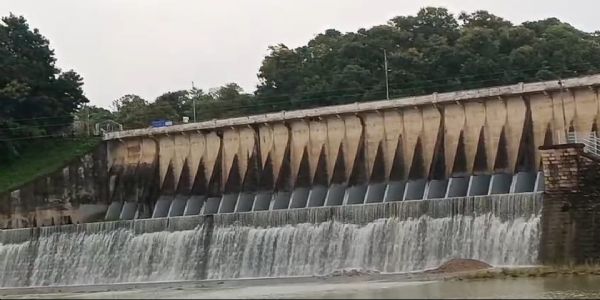 माड़मसिल्ली बांध का खुला सायफन गेट, झरझर बह रहा पानी