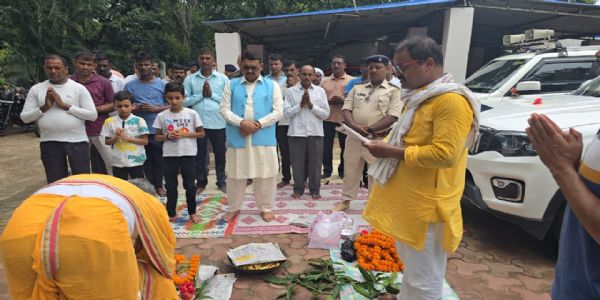डीआईजी पलामू के सरकारी आवास पर धूमधाम से मनायी गयी विश्वकर्मा पूजा