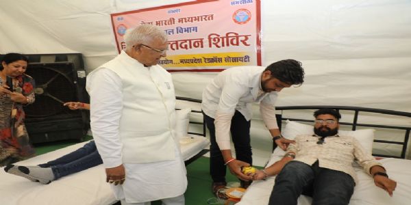 राज्यपाल पटेल ने रक्तदान और स्वास्थ्य शिविर का लिया जायजा, रक्त-दाताओं से की चर्चा