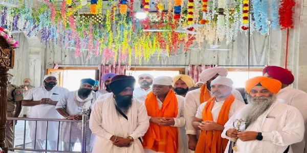 पंजाब में राहुल गांधी को सिरोपा देने वाले ग्रंथी की सेवाएं समाप्त, दो निलंबित