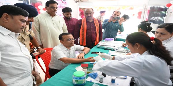 छत्तीसगढ़ रजत जयंती तथा स्वस्थ नारी सशक्त परिवार के तहत स्वैच्छिक रक्तदान शिविर का जिला अस्पताल जांजगीर में हुआ आयोजन