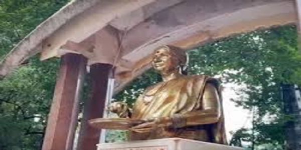 दादर में स्वर्गीय मीनाताई बालासाहेब ठाकरे की प्रतिमा पर लाल रंग फेंकने से तनाव