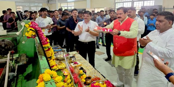 उज्जैनः मंत्री टेटवाल ने आईटीआई में भगवान विश्वकर्मा का किया पूजन