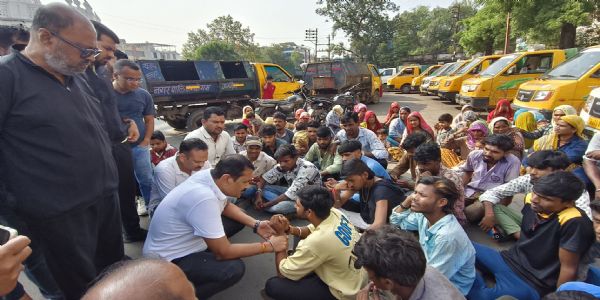 कचरा कलेक्शन वाहन चालक और सहायकों ने घंटाघर चौक पर किया प्रदर्शन
