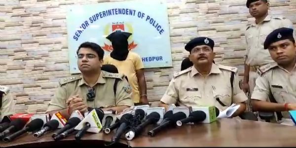 गोलमुरी में दो महिलाओं से पर्स छिनतई, आरोपित गिरफ्तार