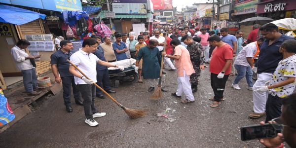 प्रधानमंत्री मोदी के जन्मदिन पर जलपाईगुड़ी में स्वच्छता अभियान, सांसद राजू बिष्ट ने लगाई झाड़ू