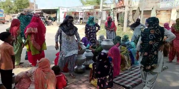 हिसार : पेयजल संकट के चलते ग्रामीणों ने बरवाला रोड पर लगाया जाम