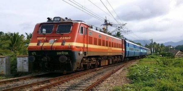 पैसेंजर ट्रेन के महिला कोच में यात्रा करते तीन गिरफ्तार