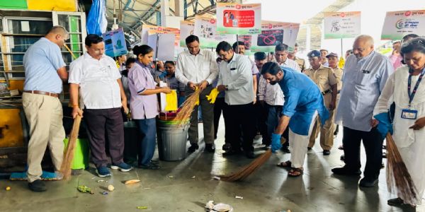 विधायक केलकर ने किया ठाणे स्टेशन पर स्वच्छता अभियान का शुभारंभ
