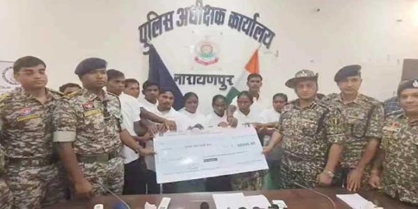 छत्तीसगढ़ के नारायणपुर में आठ लाख के इनामी 12 नक्सलियों ने किया आत्मसमर्पण