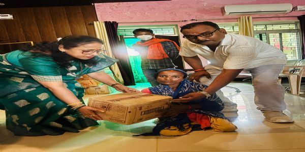 टीबी मरीजों को पोषण पोटली देकर विश्वविद्यालय ने लिया गोद, कुलपति ने बढ़ाया हौसला