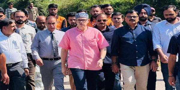 पुंछ के भू-धंसाव प्रभावित कालाबन सीमा क्षेत्र के लोगों से की मुलाकात