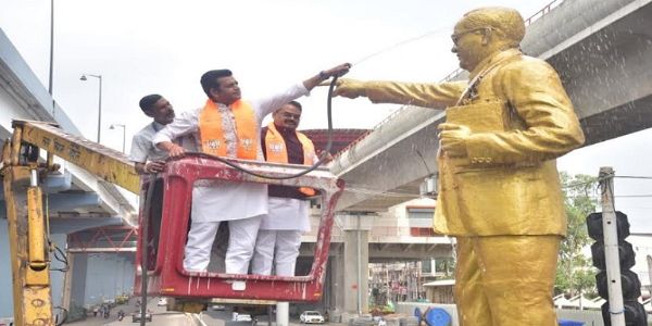 सांसद रवि किशन ने भोपाल में क्रेन पर चढ़कर बाबा साहब की प्रतिमा की साफ-सफाई की